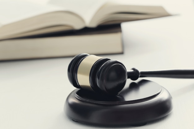 《海底两万里》中写到潜艇上的人睡的床、穿的衣服、用来写字的笔和墨水是用什么做的？