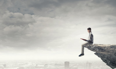 《海底两万里》中写到潜艇上的人睡的床、穿的衣服、用来写字的笔和墨水是用什么做的？